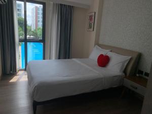 Chiang Mai Luxury Community The one pool view facing the super large swimming pool community