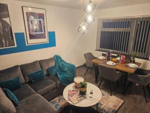 Tudors eSuites Two Bedroom Central Apartments - 6&6AU