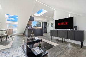 Luxury Top Floor Apt Free Parking