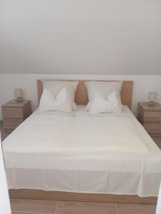 Apartment Vadrózsa, Privatgarten mit Seeblick