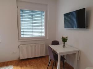 Sweet Vibes Studio at Šiška district, with Parking