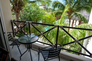 1 block from the Ocean, comfy condo with pool view