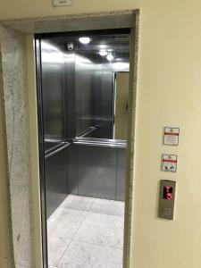 Belíssimo apartamento em condomínio bem localizado