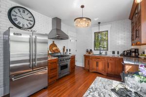 NEW! Updated South Hill Craftsman Sleeps 12!