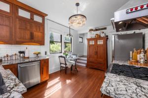 NEW! Updated South Hill Craftsman Sleeps 12!