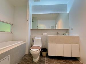 Peaceful The Trees Kamala Hillside