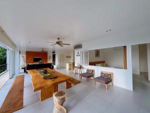 Peaceful The Trees Kamala Hillside