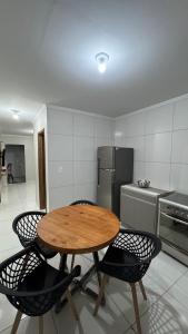 Casa com 2 Quartos Climatizados e Garagem