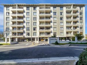 Rivers Edge Apartment in Rondebosch with Balcony