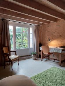 Maisons de vacances Petit Est - Eco Cottage in large private garden near Saint-Emilion : photos des chambres