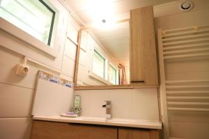 Appartements La Songe Ailee - Uriage - Grenoble - Chamrousse - T2 avec terrasse - Jusqu-a 2 personnes - Cure Thermale - Bien situe pour les deplacements professionnels : photos des chambres