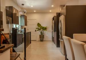 Modern Apartment - Home Theater and Premium Kitchen