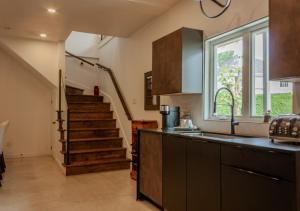 Modern Apartment - Home Theater and Premium Kitchen
