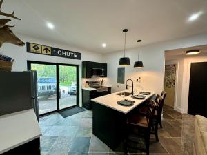 Modern 2BR Retreat in Harbor