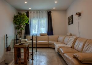 Modern Apartment - Home Theater and Premium Kitchen