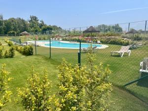 Modern ground floor with private garden and pool