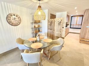 Modern ground floor with private garden and pool