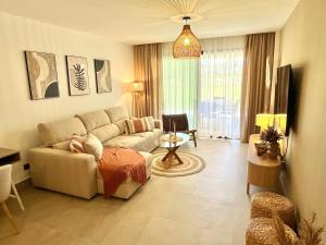 Modern ground floor with private garden and pool