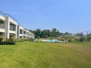 Modern ground floor with private garden and pool