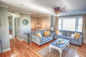 Gorgeous beach house with large pool & private beach, just 3 blocks away!!