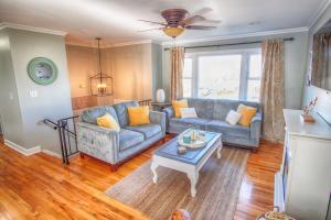 Gorgeous beach house with large pool & private beach, just 3 blocks away!!