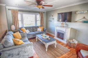 Gorgeous beach house with large pool & private beach, just 3 blocks away!!