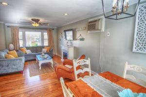 Gorgeous beach house with large pool & private beach, just 3 blocks away!!
