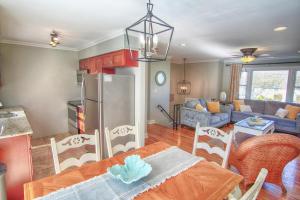 Gorgeous beach house with large pool & private beach, just 3 blocks away!!