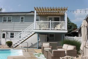 Gorgeous beach house with large pool & private beach, just 3 blocks away!!