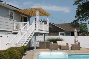 Gorgeous beach house with large pool & private beach, just 3 blocks away!!