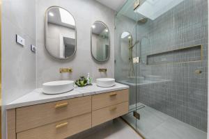 Luxury boutique bay retreat