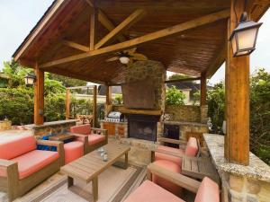 Buckle n Boots BNB - 20 minutes to downtown and pool