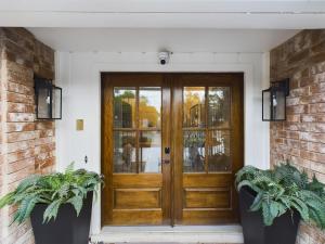 Buckle n Boots BNB - 20 minutes to downtown and pool