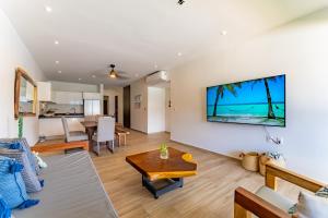 Lagoonfront Apartment with Pool and Beach Access