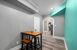 Modern Chic Montrose 3BR Apartment with King Bed