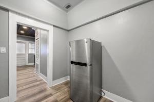 Modern Chic Montrose 3BR Apartment with King Bed