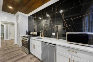 Modern Chic Montrose 3BR Apartment with King Bed