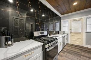 Modern Chic Montrose 3BR Apartment with King Bed