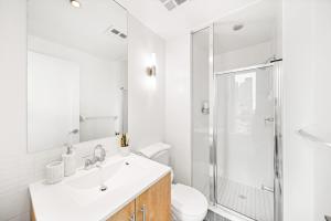 Modern 2BR in TO Near Yorkville & the Village