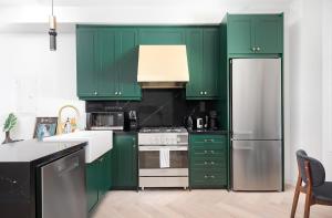 Chic 2BR 2BA Urban Escape Modern Comfort