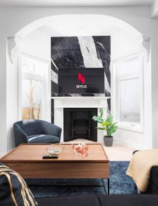 Chic 2BR 2BA Urban Escape Modern Comfort