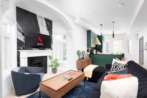 Chic 2BR 2BA Urban Escape Modern Comfort
