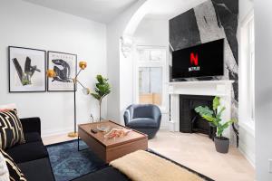 Chic 2BR 2BA Urban Escape Modern Comfort