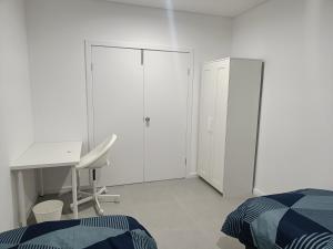 Superior Twin Room in Spacious and Modern Home - NR10