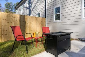 Bancroft Bungalow - Hot Tub, Fire Pit - Near Uptown