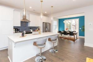 Birdsong Bungalow - Hot Tub, Game Room, Fire Pit