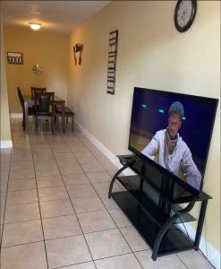 Lovely 2 Bedroom Condo With Free Parking & Wifi!!