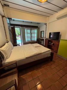 Serene teak Boutique