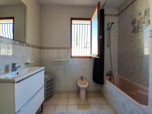 Maisons de vacances Villa in Saint-Genies with Private Pool : photos des chambres