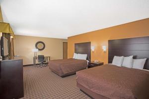 Queen Room with Two Queen Beds - Non-Smoking room in Howard Johnson by Wyndham Williams